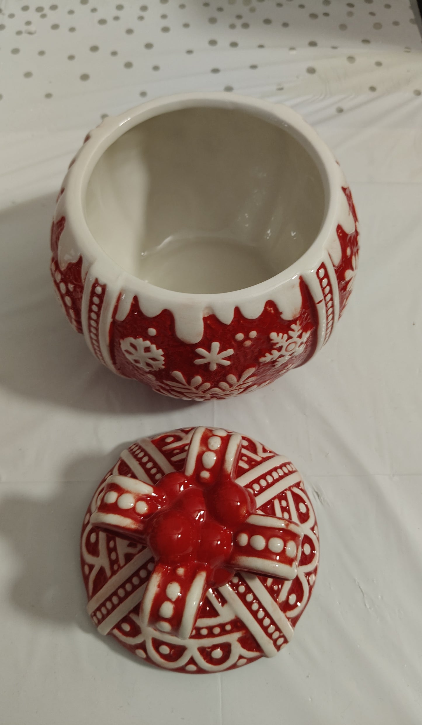 Biscottiera a Forma di Palla Natalizia Rossa e Bianca