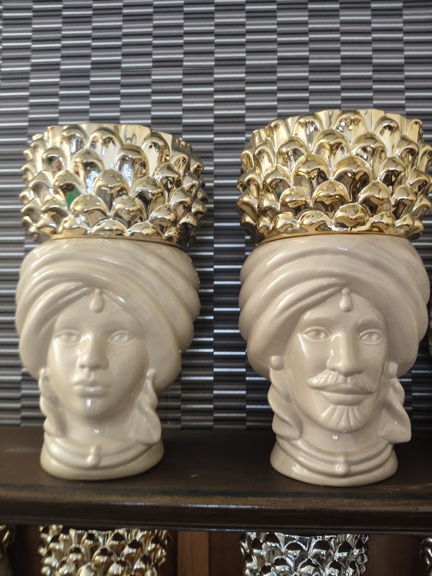 Teste di moro beige con pigna oro