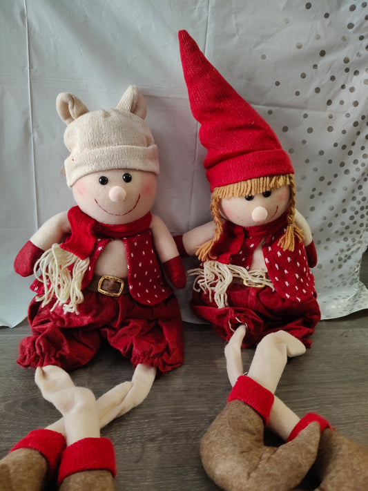 Coppia Bambini Elfi Natalizi Seduti con Gambe a Pendolo – Decorazioni in Fibra di Poliestere 🎅✨