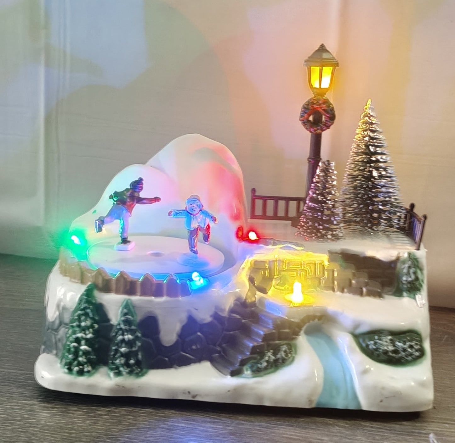 ⛸️ Giostrina Scenario Pista di Pattinaggio con Luci, Musica e Movimento Piccola🎶✨