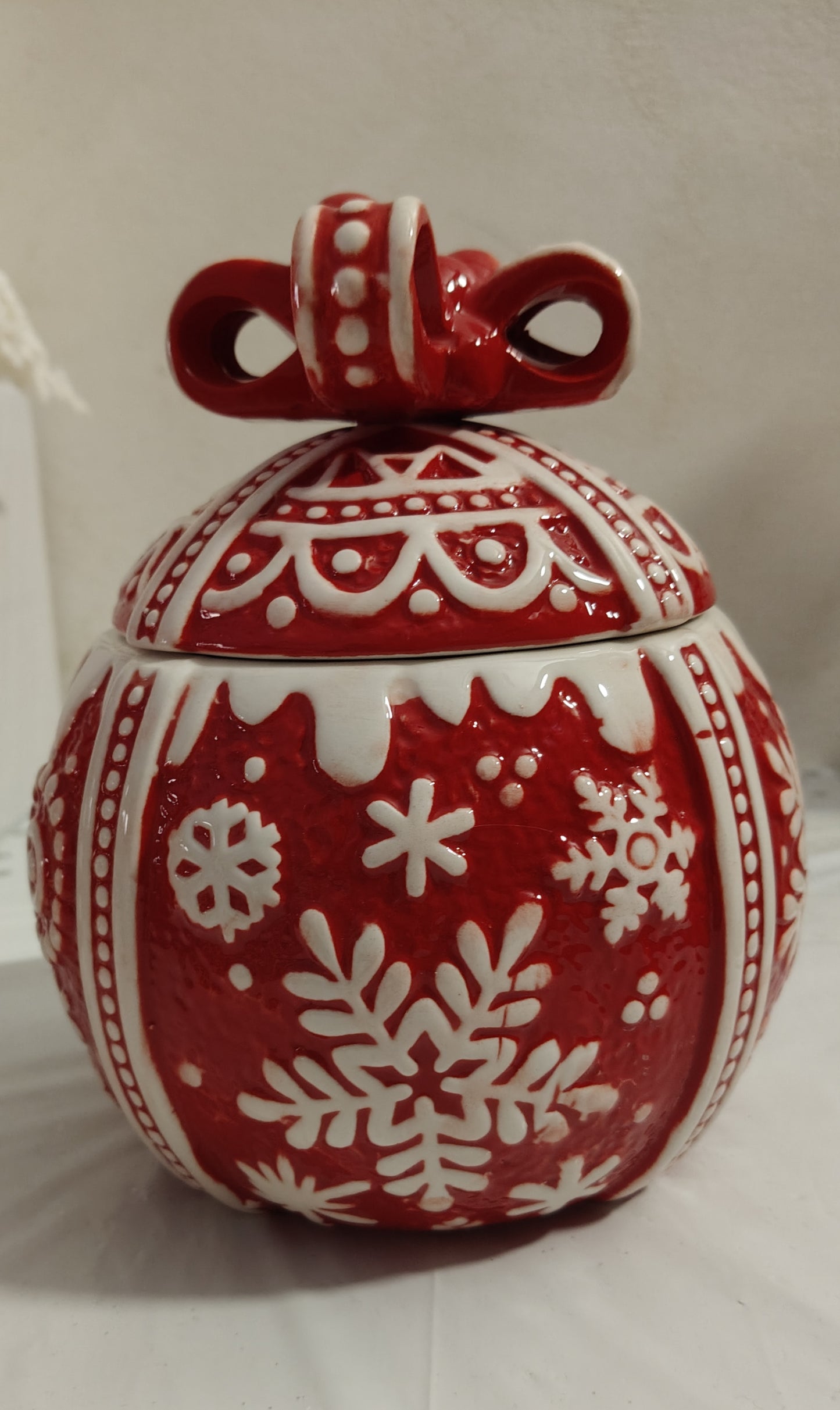 Biscottiera a Forma di Palla Natalizia Rossa e Bianca